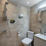 Spacious Center 2br For Friends & Families *