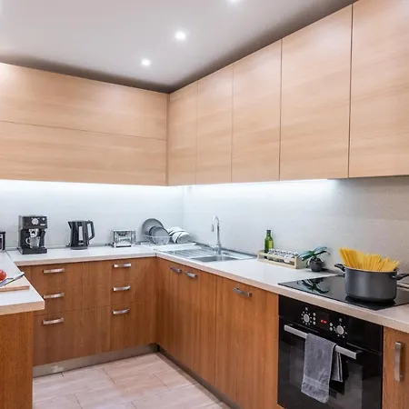 Spacious Center 2br For Friends & Families شقة