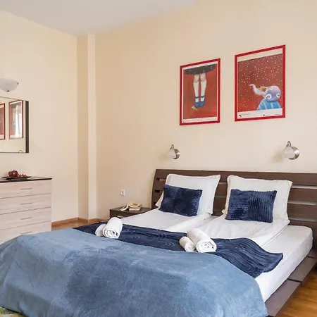 Spacious Center 2br For Friends & Families Apartment *