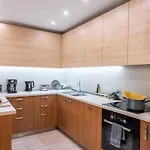 Spacious Center 2br For Friends & Families דירה