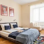 Spacious Center 2br For Friends & Families דירה סופיה