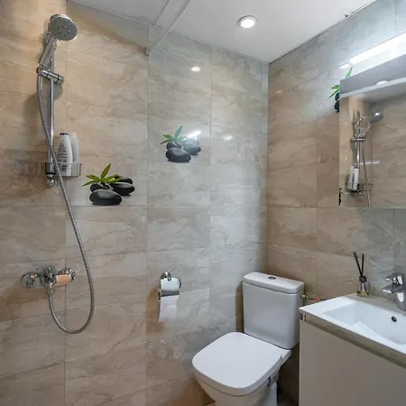 Spacious Center 2br For Friends & Families *