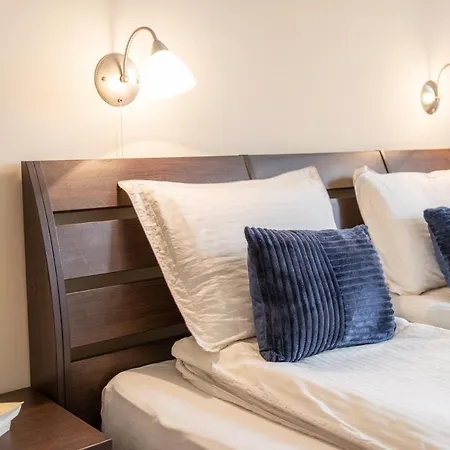 Day & Night - 2bdr Center Апартамент