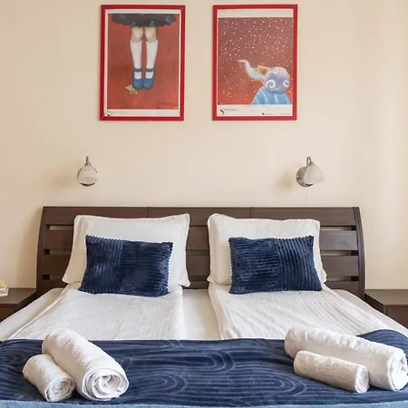 Spacious Center 2br For Friends & Families Daire